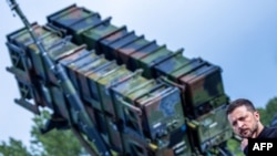 Президент Украины Владимир Зеленский на фоне системы Patriot, фото иллюстративный