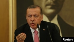 Режеп Тайып Эрдоган Стамбулдагы басма сөз  жыйында. 8-сентябрь, 2017-жыл. 