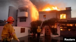 Пасифик-Палисейдс районунда өрттү өчүрүү аракети. Калифорния, 9-январь, 2025-жыл.