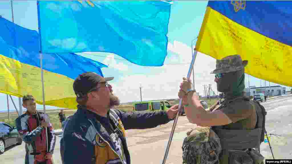 1 серпня на адмінкордоні анексованого Криму з Херсонською областю десятки байкерів передали херсонським прикордонникам український прапор. Як це було &ndash;​ дивіться в нашому фоторепортажі