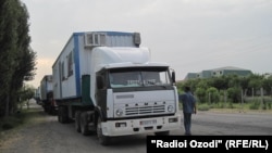 Баткен. Кыргызстан менен Тажикстандынч егиндеги жүк ташуучу унаа.