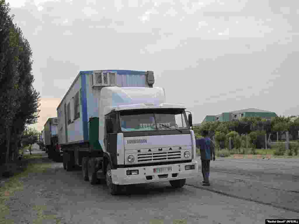 Жители Баткенского района потребовали освободить ранее задержанных в РТ 3 граждан КР. В знак протеста они взяли в заложники китайских дальнобойщиков