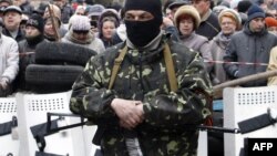 Озброєний проросійський активіст у Слов'янську, 12 квітня 2014 року