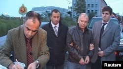 Задержание в Батуми Петре Давришадзе, обвиняемого в Грузии в шпионаже в пользу России (второй справа). 5 ноября 2010 г.