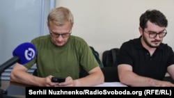 Адвокат Віталія Шабуніна (ліворуч) Сергій Рокунь вважає, що обвинувачення не могло розраховувати на погодження більш жорсткого запобіжного заходу з огляду на наявні докази.