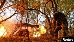 Українські військові ведуть вогонь на Донеччині, архівне фото