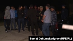 Жаңы-Жер айылында чогулган эл.