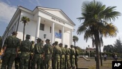 Помимо положительных тенденций, начальник Генерального штаба рассказал о некоторых проблемах, которые по-прежнему есть в вооруженных силах, например, критически он оценил работу Сухумского высшего общевойскового командного училища в последние месяцы