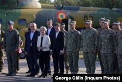 Урсула фон дер Ляєн, президент Румунії Нікусор Дан на авіабазі НАТО в Константі, Румунія, 1 вересня 2025 року