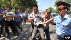 Президенттик шайлоодон кийин нааразылыкка чыккандарды кармоолор, Бишкек, 29-июль, 2009-жыл. 