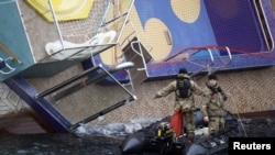 Спасатели на борту лайнера Concordia Concordia, потерпевшего катастрофу 13 января 2012 г