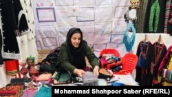 آرشیف - یک خانم تجارت پیشه در ولایت هرات در نمایشگاه صنایع دستی زنان شرکت کرده است.