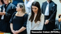 Евгения Гуцул (оңдо) жана Светлана Попан сот процессинде, 5-август, 2025-жыл 