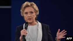 Хиллари Клинтон во время вторых президентских дебатов в Сент-Луисе, штат Миссури