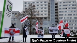 Учасники пікету біля офісу компанії Škoda із закликами не підтримувати Білорусь, Млада-Болеслав, січень 2021 року