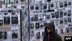 Belarusda 2020-ci il prezident seçkisindən sonra etirazlar zamanı tutulan siyasi məhbusların Varşavanın mərkəzində portretləri.