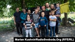 Сім’я Камінських та волонтери. «Мама повернулася додому із лікарні»