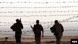 Тажик-ооган чек арасы, 2001-жылы тартылган сүрөт. 