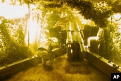 Український військовослужбовець 14-ї бригади Нацгвардії «Червона калина» веде вогонь з артилерійської гармати Д-20 по російських позиціях на Покровському напрямку. Донеччина, Україна. 20 січня 2025 року