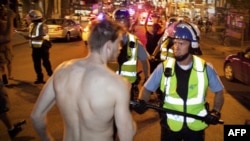 Протестующий общается с полицейским в ходе массовой демонстрации 23 мая