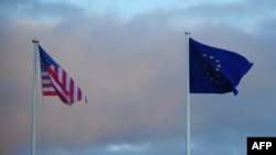 ԱՄՆ և ԵՄ դրոշները