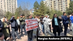 Жер кодексине каршы чыккан адамдар. Бишкектеги Максим Горький атындагы бакча. 1-апрель, 2025-жыл.