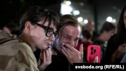 Сьлёзы, эмоцыі, радасьць. Як у Вільні сустракалі вызваленых палітвязьняў. ФОТА