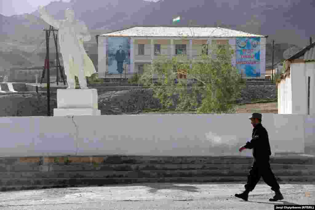 Сүрөттө: Тажик армиясынын аскери Лениндин эстелиги турган көчө менен өтүп баратат, Мургаб шаары. Арткы планда Тажикстандын президенти Эмомали Рахмондун портрети, оң жагында тажикче &laquo;Биримдик &ndash; акылман иштердин натыйжасы&raquo; деп жазылып турат.