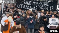 Участники антифашистского марша, организованного в память об убийстве журналистки Анастасии Бабуровой и адвоката Станислава Маркелова. Москва, 15 февраля 2009 года.