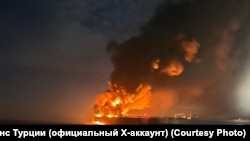 Kairos танкери өрттөнүп жаткан сүрөт. 2025-жылдын 28-ноябры.