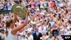 Петра Квитова с трофеем за победу в Уимблдоне