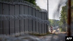 Водночас очільник МВС Польщі запевнив, що завдяки сучасним електронним системам польсько-білоруський кордон ефективно захищений.