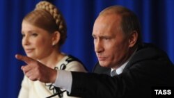 Тодішні прем'єр-міністр України Юлія Тимошенко і прем’єр-міністр Росії Володимир Путін. Москва, 29 квітня 2009 року