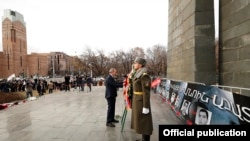 Հայաստանի վարչապետ Նիկոլ Փաշինյանը հարգանքի տուրք է մատուցում Մարտի 1-ի զոհերի հիշատակին, 1 մարտի, 2020թ.