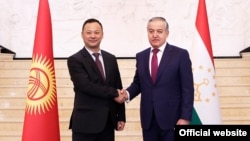 Министр иностранных дел КР Руслан Казакбаев и глава внешнеполитического ведомства РТ Сироджиддин Мухриддин.