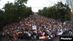 Армения - Акция протеста инициативы «Нет грабежу!» на проспекте Баграмяна в Ереване, 24 июня 2015 г․