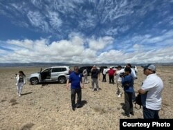 Советник президента Равшан Сабиров изучает местность, на которой планируется строительство города Асман. 17 июля 2021 года.