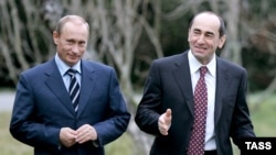 Russia - Russian President Vladimir Putin (L) and Armenian President Robert Kocharian walk at the Bocharov Ruchei retreat, 24 January 2007.