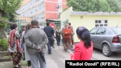 В ожидании приговора у Верховного суда Таджикистана. 28 апреля 2017 год