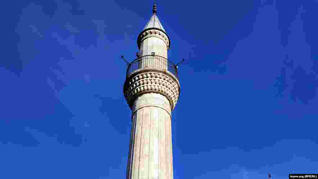 Після депортації кримськотатарського народу, коли мечеть стали використовувати як клуб, влада розпорядилася знести мінарет. За словами очевидців, його обв&#39;язали тросом і потягнули трактором. Але зруйнувати вежу не вдалося через особливості будівлі