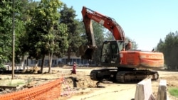 Aşgabatda ýene-de abat köçe, monument sökülýär