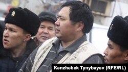 Полицейлер Алматыдағы "Сарыарқа" кинотеатрының сыртындағы алаңда өткен оппозицияның наразылық акциясынан "Арман" қозғалысының жетекшісі Ермек Нарымбаевты әкетіп бара жатыр. 30 қаңтар, 2010 жыл.