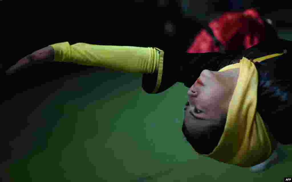 Azimi, &ldquo;Wuşu&rdquo; bilen bilelikde gyzlara özüňi goramagy hem öwredýär. 