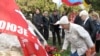 Під час покладання вінків і квітів до меморіального каменя в пам'ять жертв «червогого» терору у Сімферополі, 16 листопада 2009 р.