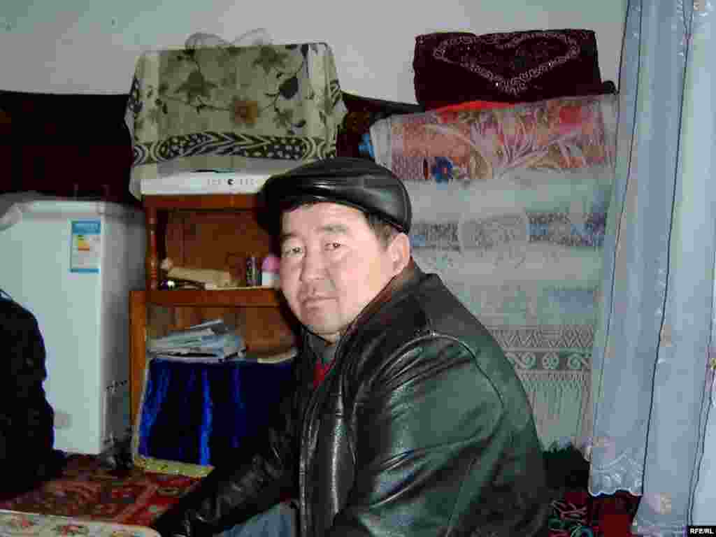 Бақытбек Төлеу үш жыл бұрын Қытайдан келіпті. Ол да алаяқтарға жем болып, әкімдіктің "делдалдарына ол 5 мың доллар берг - Бақытбек Төлеу үш жыл бұрын Қытайдан келіпті. Ол да алаяқтарға жем болған. Әкімдіктің "делдалдарына ол 5 мың доллар берген. Үш жыл бойына жекеменшік көлігімен Қытайдан көшкен оралмандардың 20 шақты отбасын жүгімен күшіріп әкелген. Енді олардың көпшілігі бізді қайта апарып таста дейтін көрінеді.   