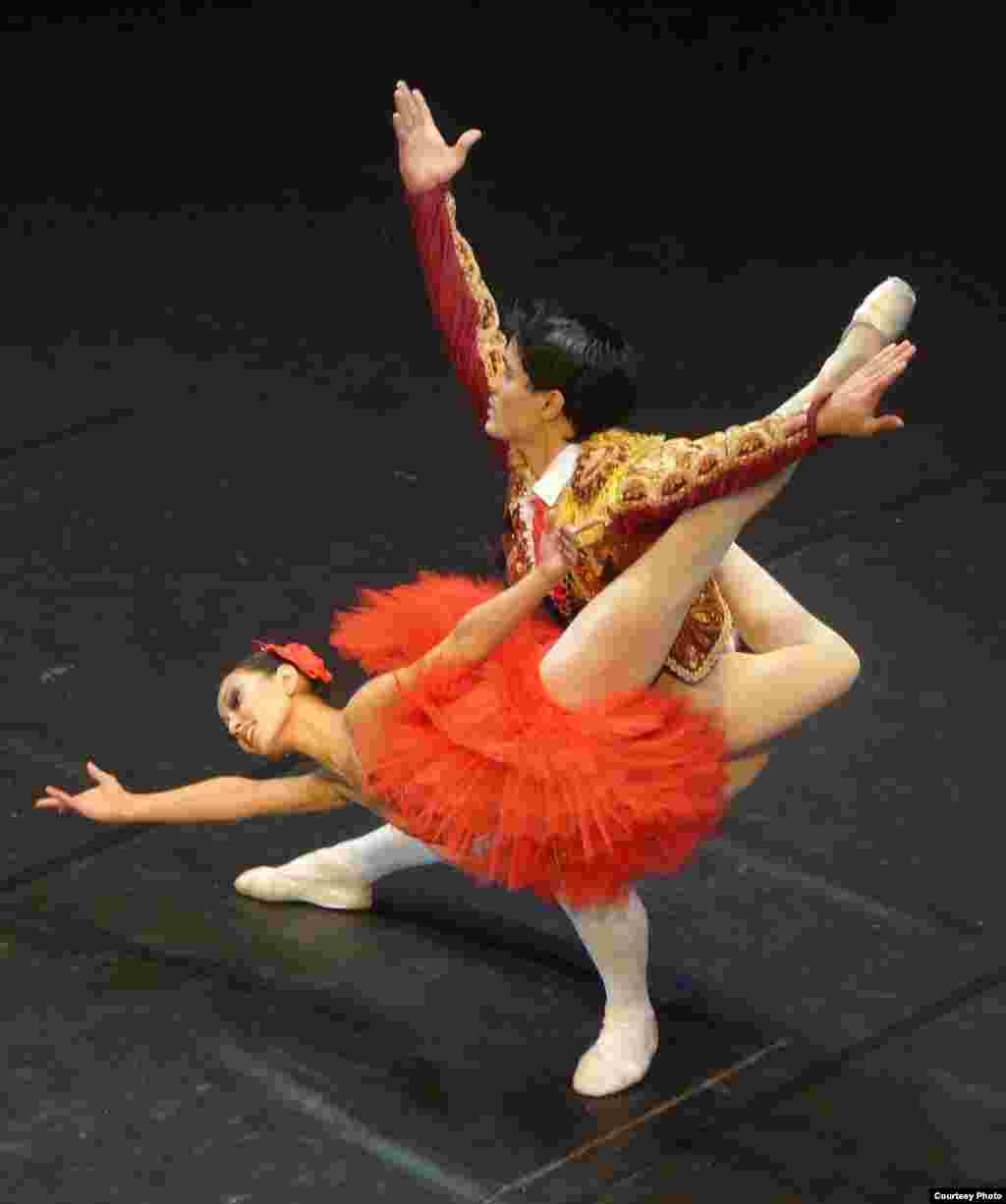 На сцене - Олжас Махамбеталиев и Мадина Унербаева, лауреаты многих международных конкурсов. Они живут в общежитии.   - На сцене - Олжас Махамбеталиев и Мадина Унербаева, лауреаты многих международных конкурсов. Они живут в общежитии.  