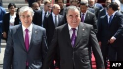 Касым-Жомарт Токаев и Эмомали Рахмон на саммите ШОС в Бишкеке, 14 июня 2019 года