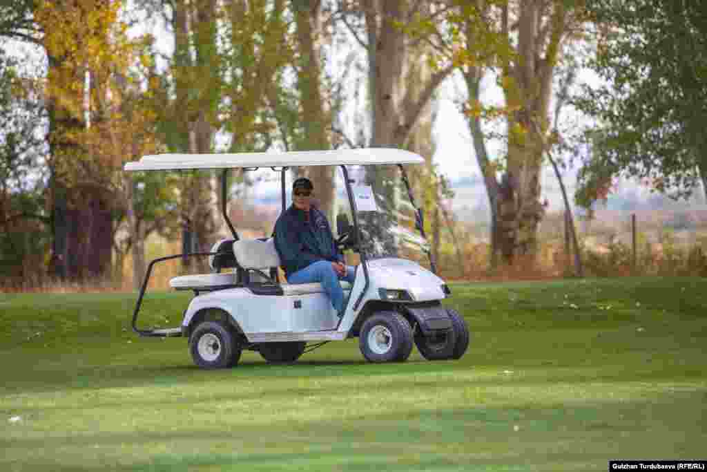 Основатель гольф-клуба в Кыргызстане Эд Майлс. Он приехал в Кыргызстан в 2000 году.&nbsp;