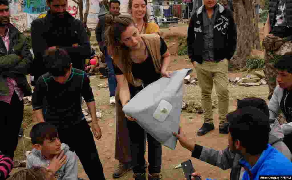 Once the riveting is done, Floor instructs the migrants to turn the pouch inside out. Next step, straps.