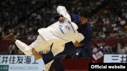 Саидҷалол Саидов бо пироҳани кабуд